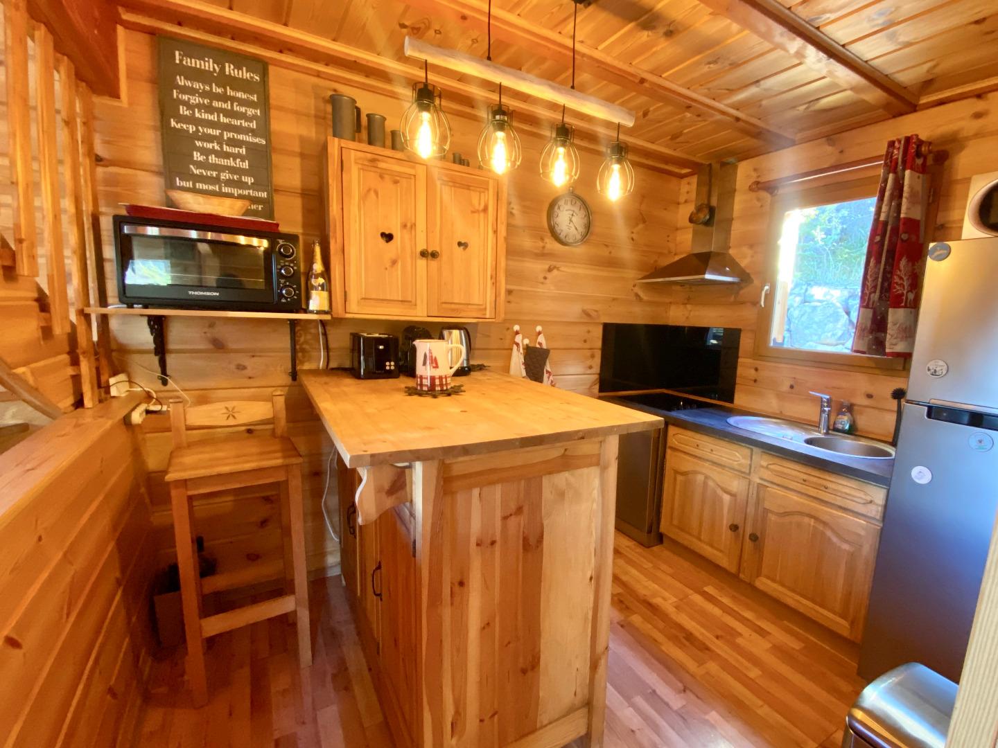 Cuisine entièrement équipée : four, refrigerateur/congélateur, lave vaisselle, grille pain, cafetière Nespresso et cafetière filtre, micro ondes, bouilloire, appareils à raclette et fondue, plancha