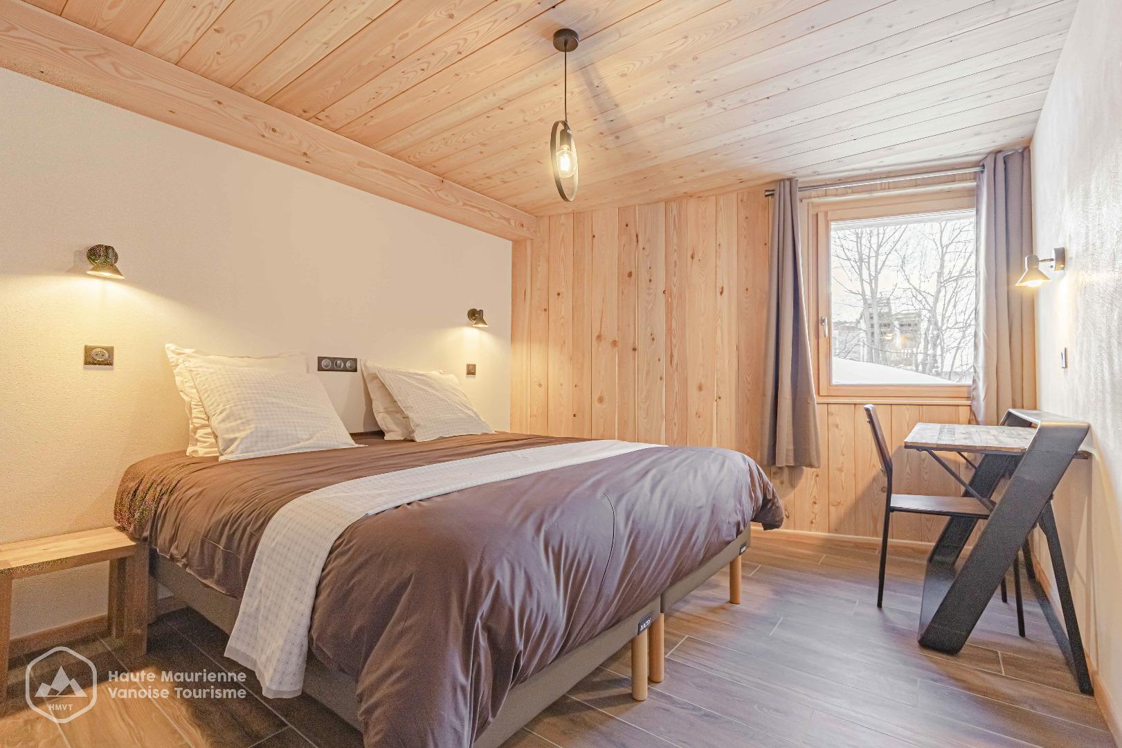 La chambre parentale côté Est avec lit king size de grande qualité, bureau, salle de bain en suite et vue sur les montagnes.