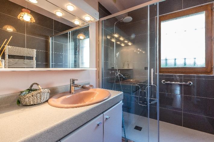Salle d'eau avec douche