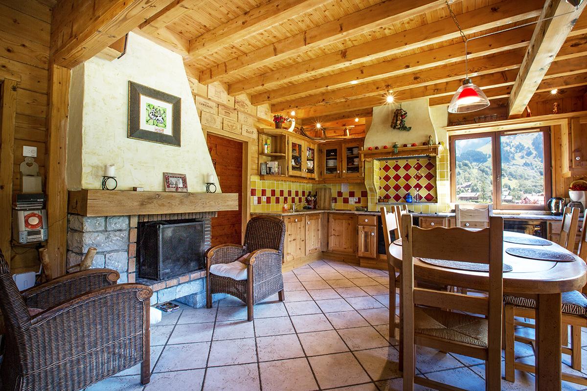 Coin repas et cuisine équipée