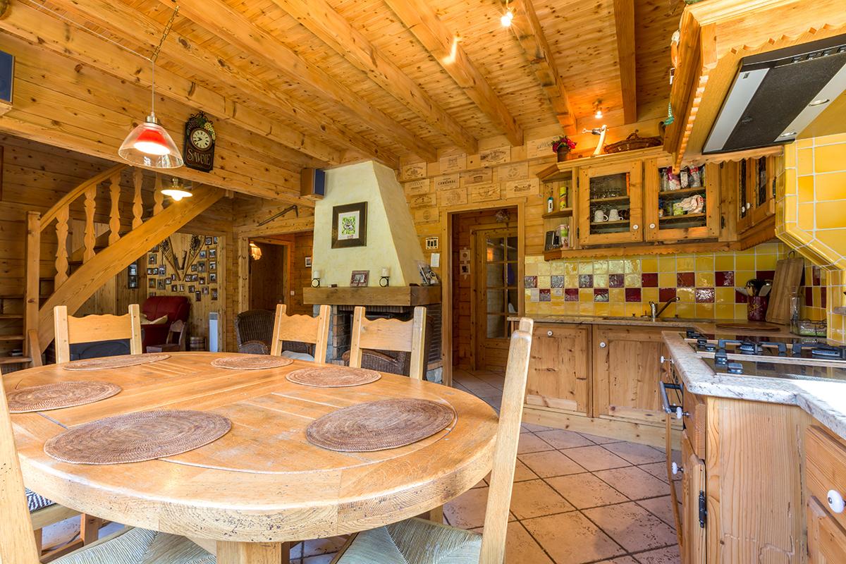 Cuisine et grande table à manger