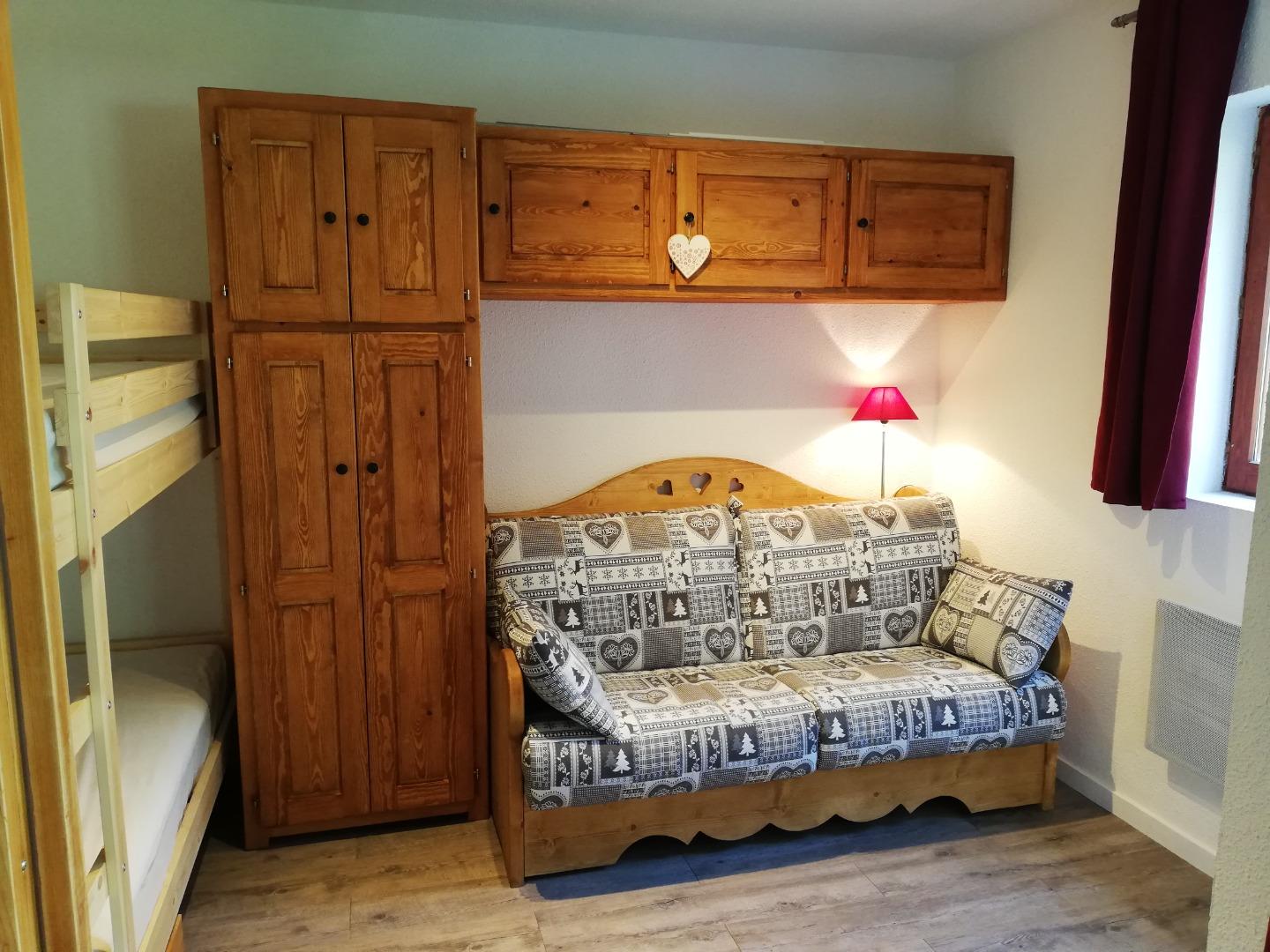 chambre - canapé et rangements