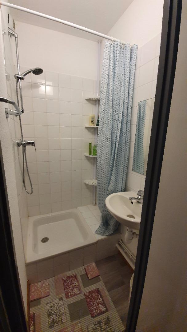 Salle de douche avec lavabo