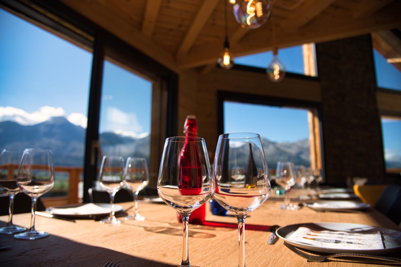 La vue sur les sommets du Dévoluy depuis la table de la salle à manger
