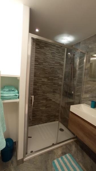 Salle de bain avec douche