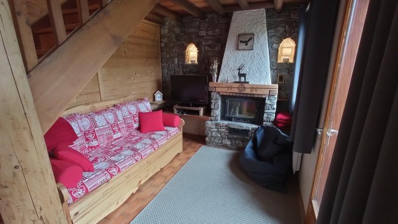 Le salon avec cheminée et télévision