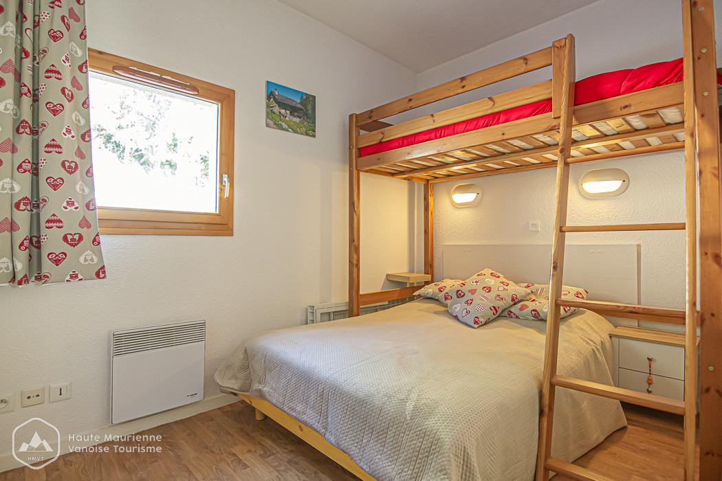 Chambre lit double et 1 lit superposé. Grande armoire de rangement.