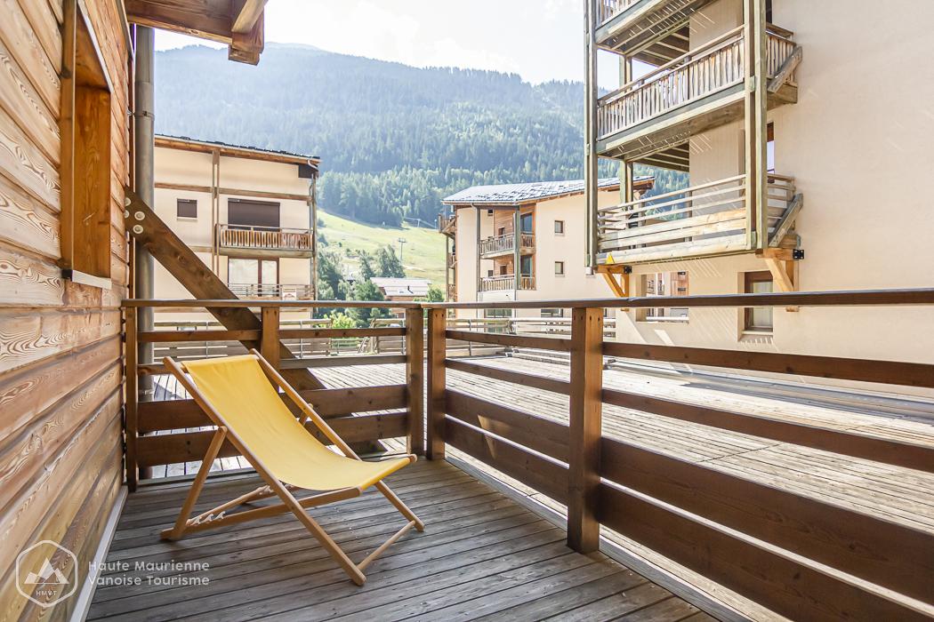 Terrasse de 9 m2 avec vue sur la montagne.