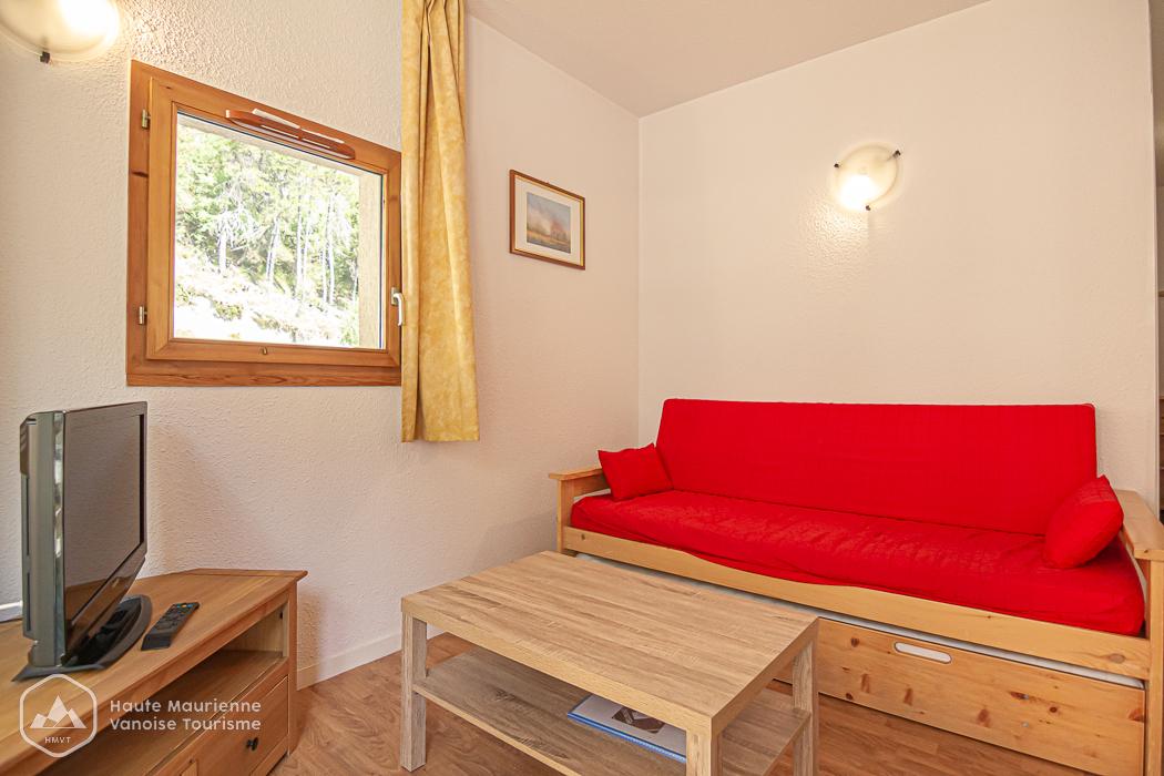 Salon avec lit gigogne. Lumière toute la journée.