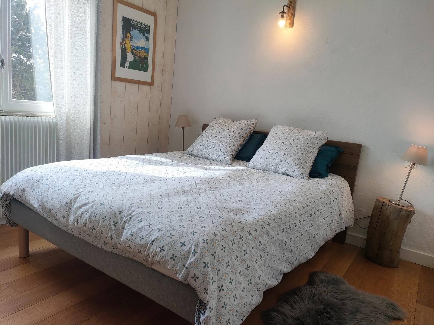 Chambre parentale avec douche et lavabo. Rez de chaussée 