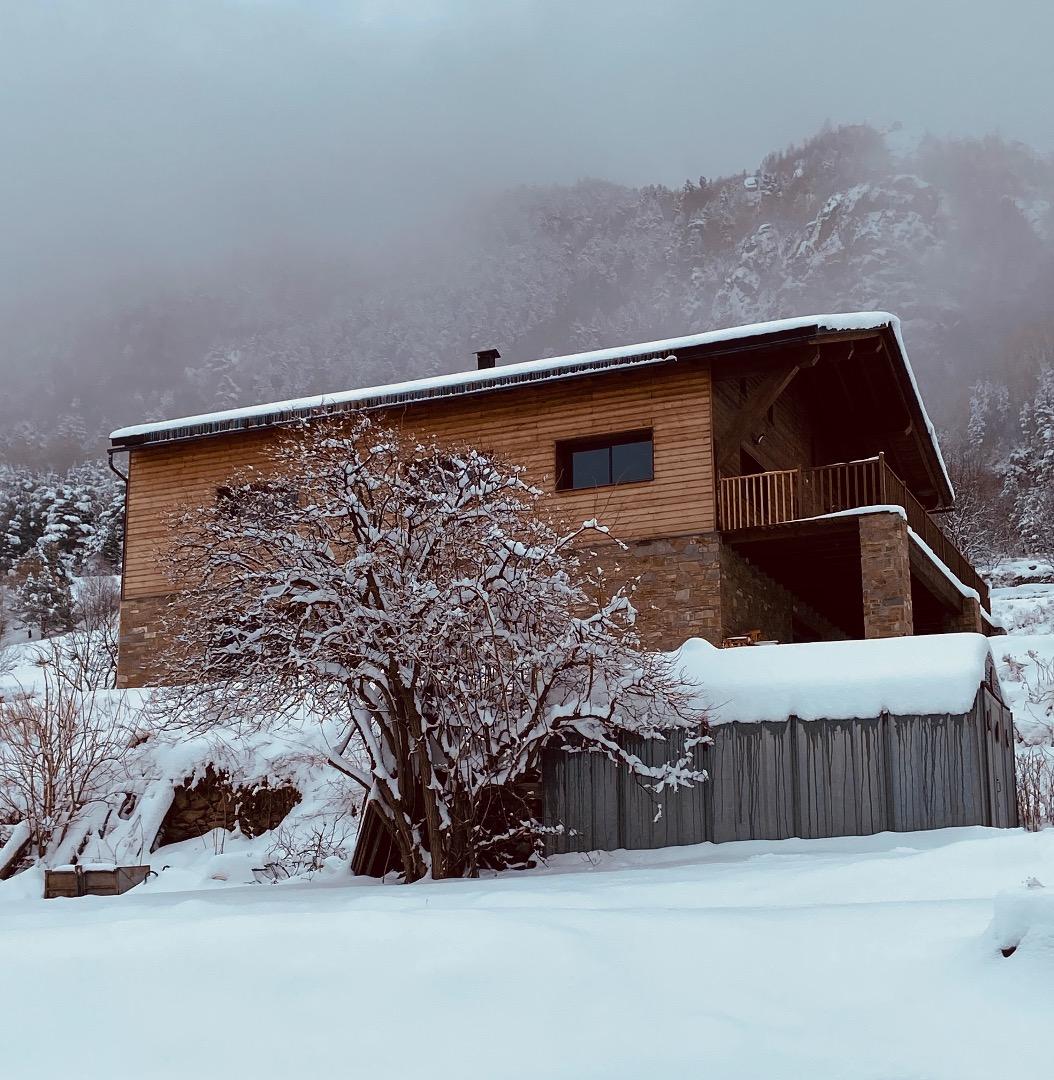 Le chalet avec les montagnes derrière avec vue du bas du village 