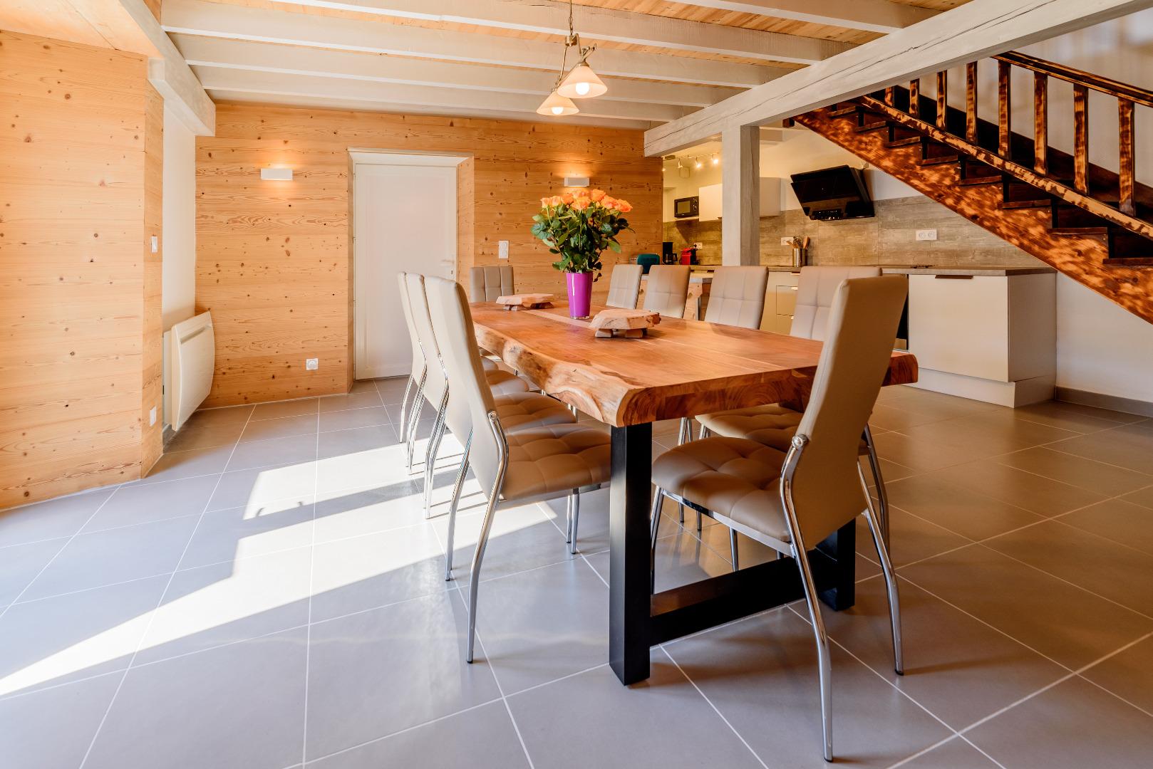 La salle a manger et sa grande table en bois massif..