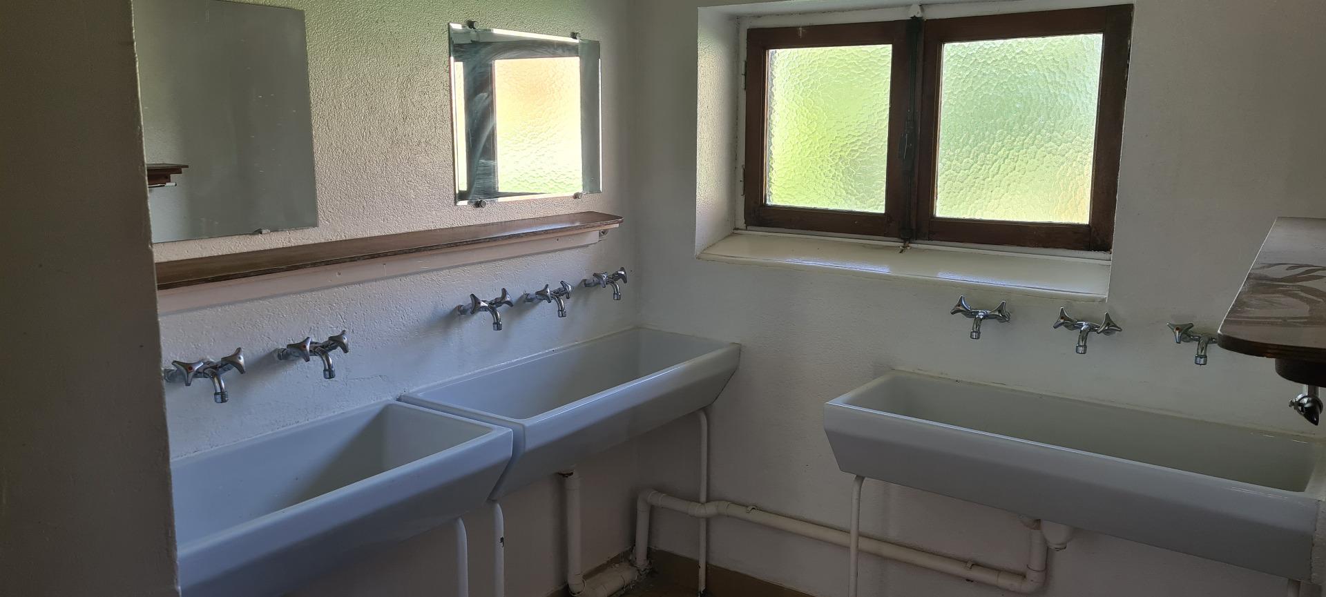 sanitaire : 3 lavabos collectifs (étage 1)