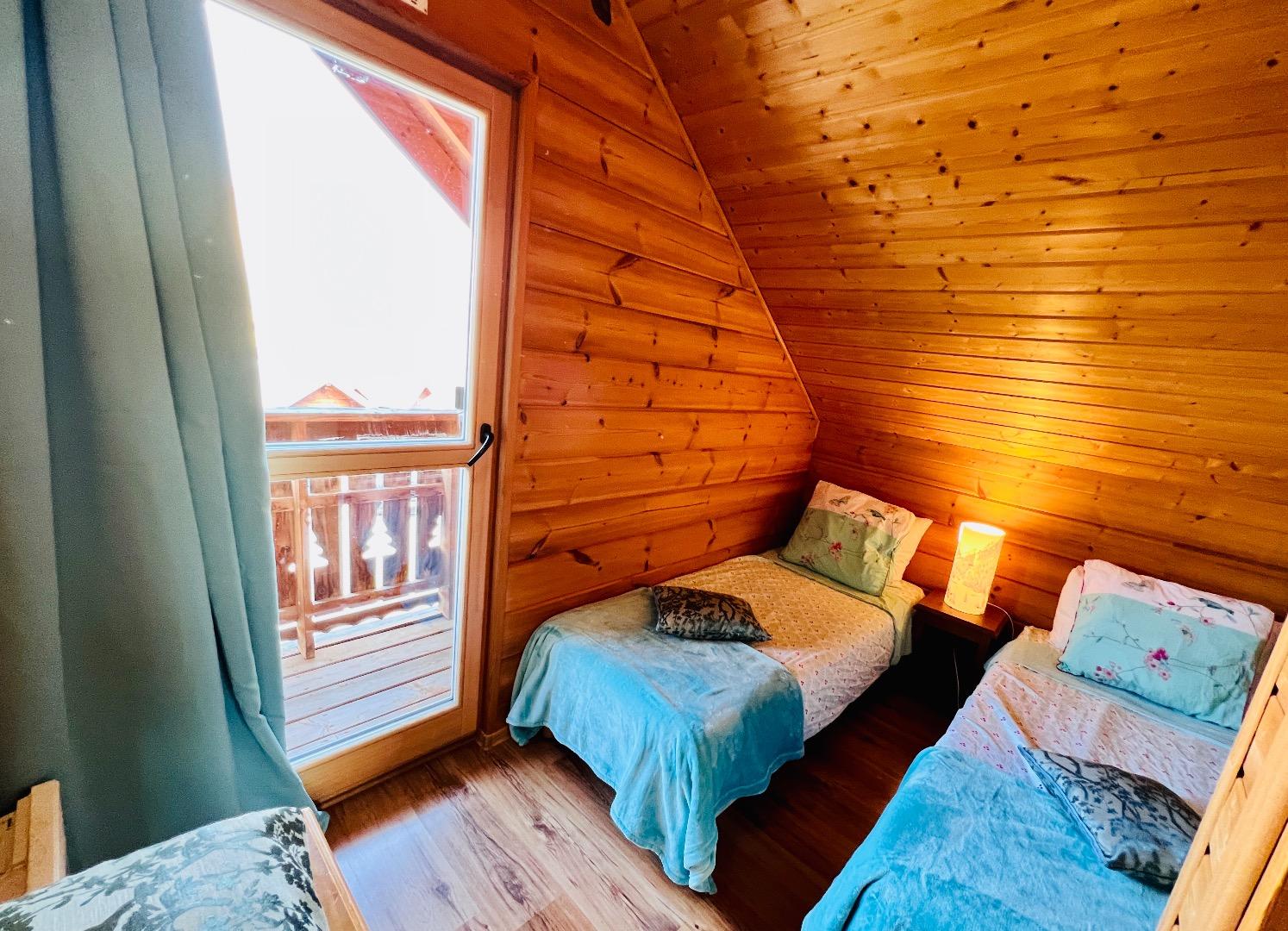 Chambre d'amis avec 2 lits