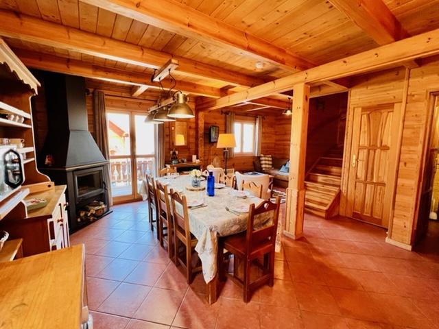 Salon avec cheminée et table a diner pour 8 personnes