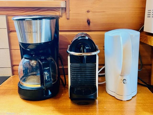 Cafetiere a filtre et Nespreso. Baignoire a eau