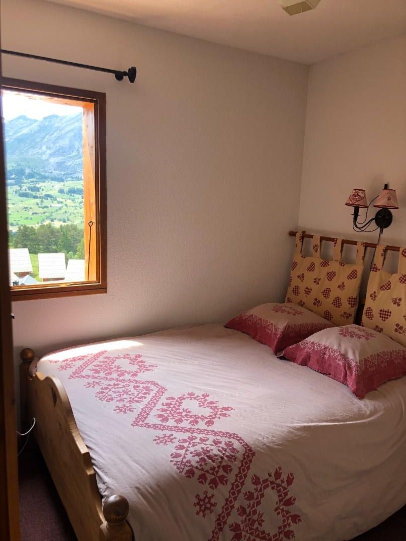 chambre avec lit double et dressing