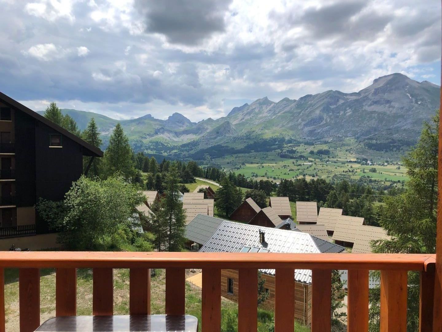 vue sur la montagne depuis l'appartement