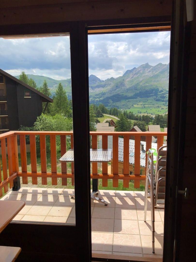 terrase avec table et 4 chaises