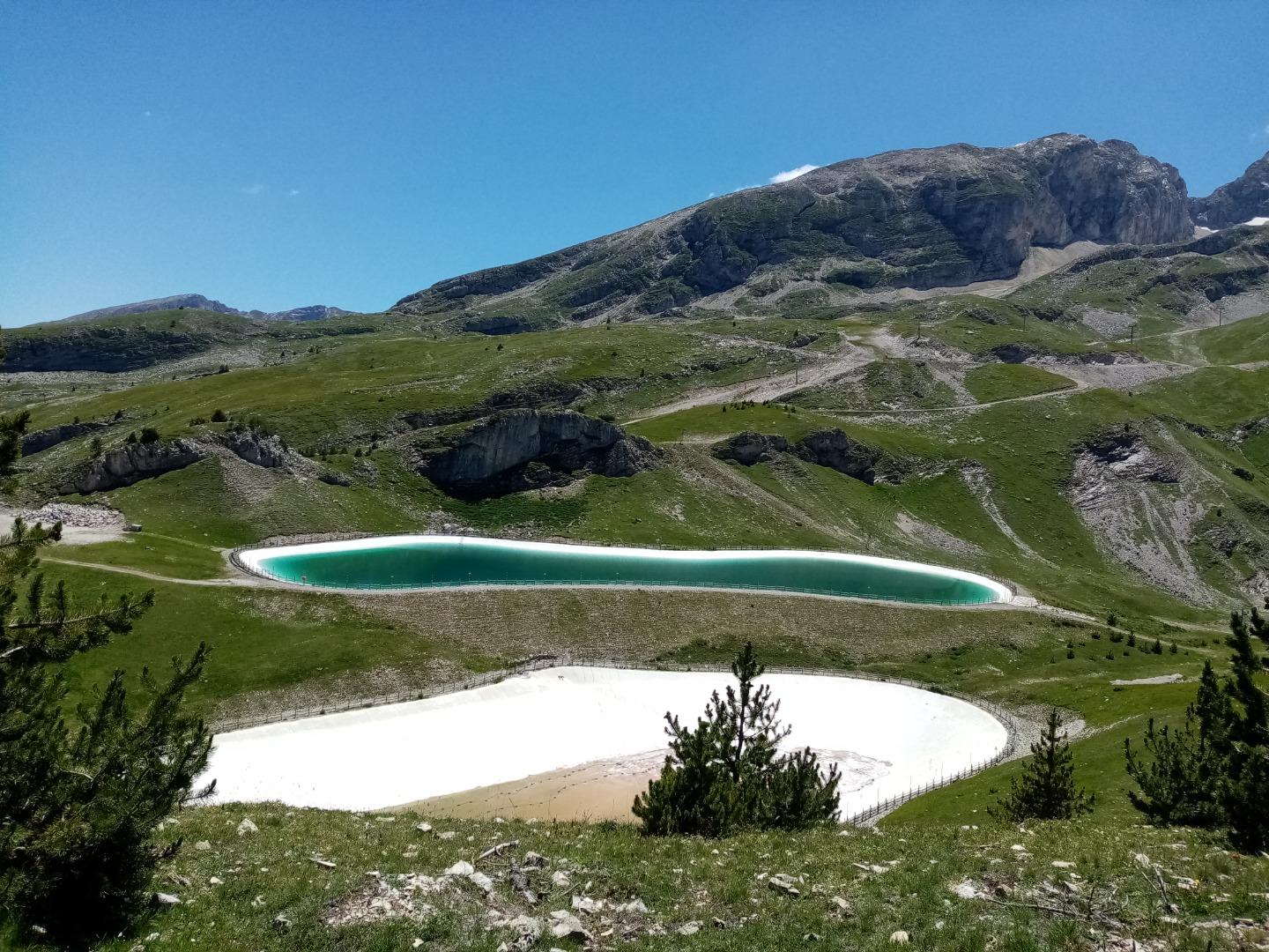 lac artificiel en haut entre la joue du loup et super devoluy