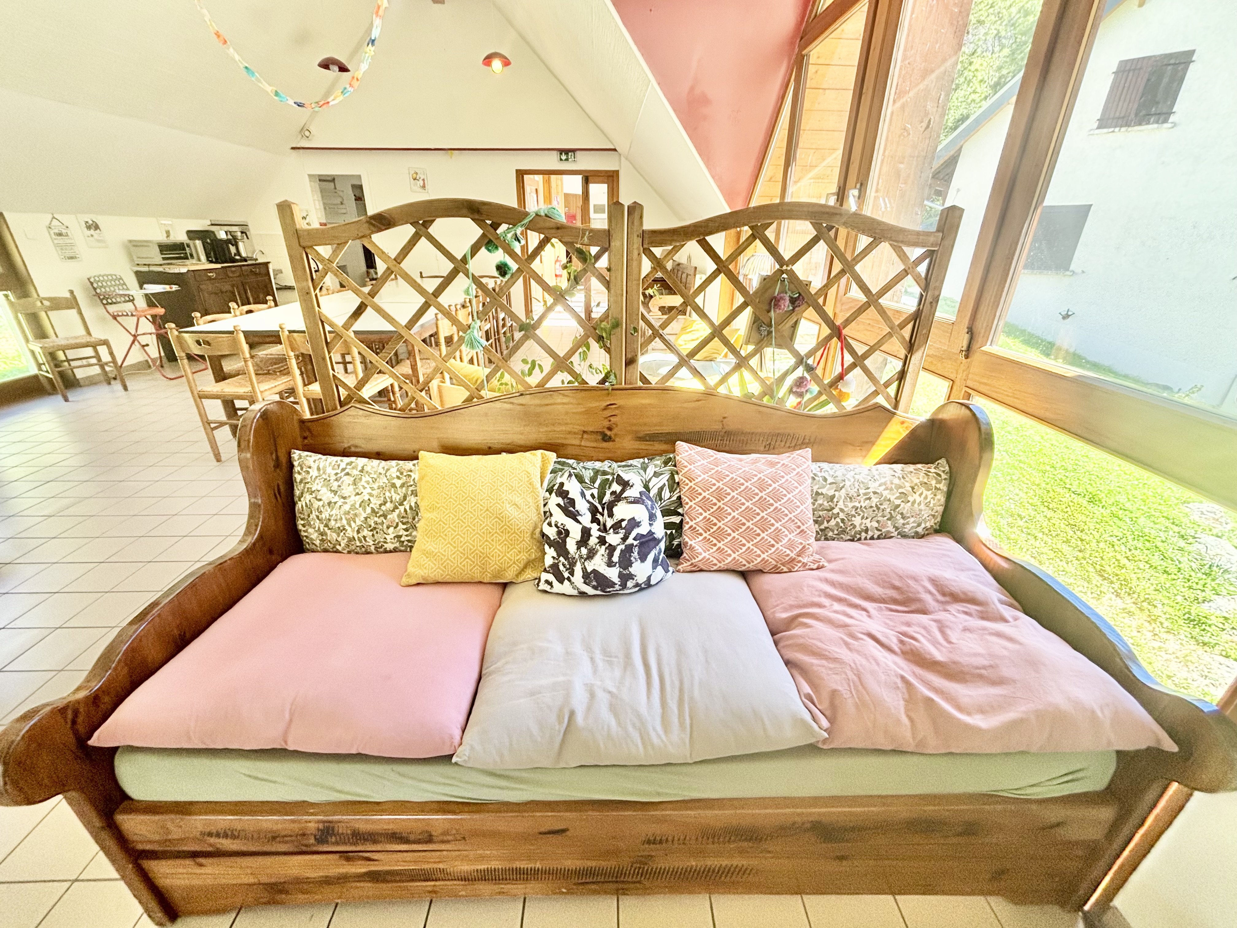 Le chalet La Cousinade est l’endroit idéal pour organiser vos événements privés, familiaux ou entre amis. Conçu pour accueillir confortablement de grands groupes, il allie convivialité et confort moderne.