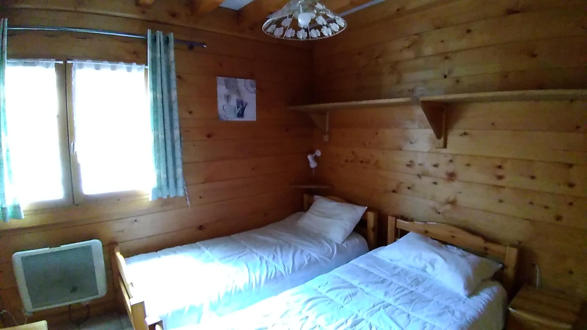 Rez-de-chaussée - Chambre avec salle d'eau adaptée pour personnes à mobilité réduite.