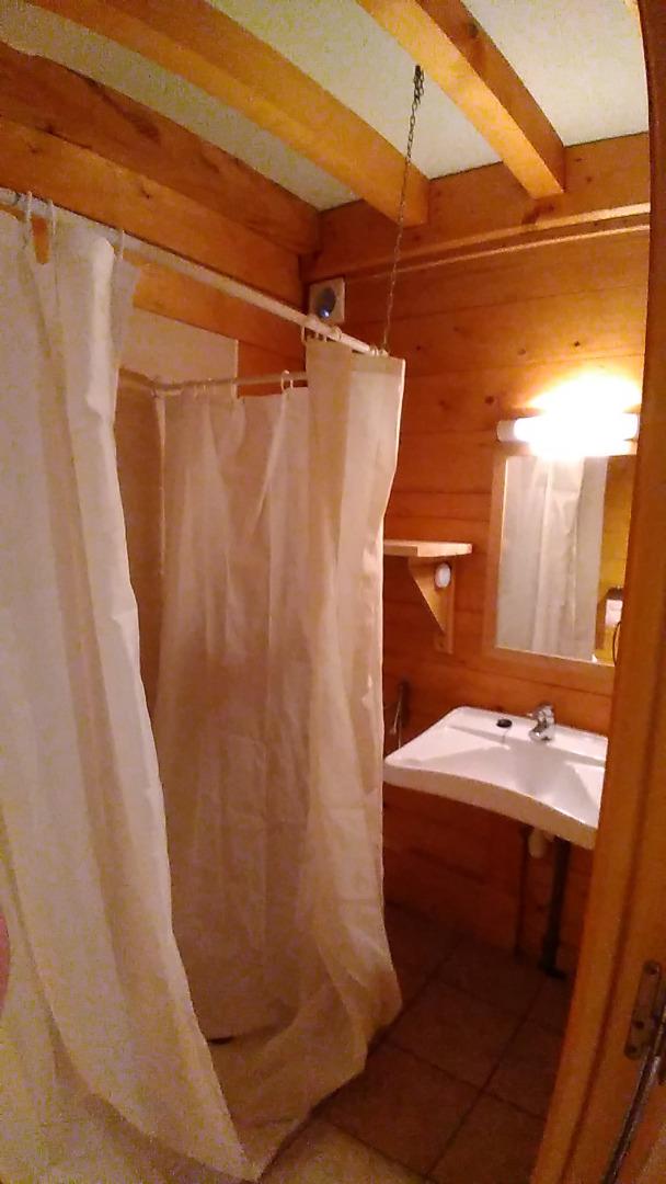 Rez-de-chaussée - salle d'eau adaptée pour personnes à mobilité réduite