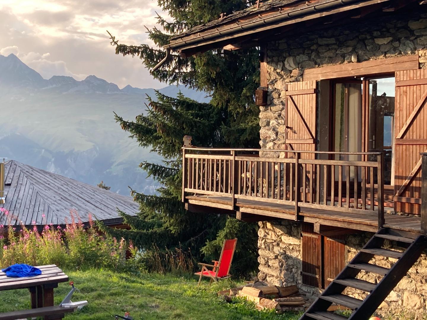 Vue de la façade sud ouest avec le balcon et la baie vitrée, le jardin.
