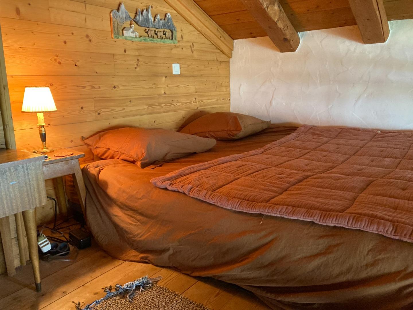 La chambre mezzanine avec 2 lits larges.
