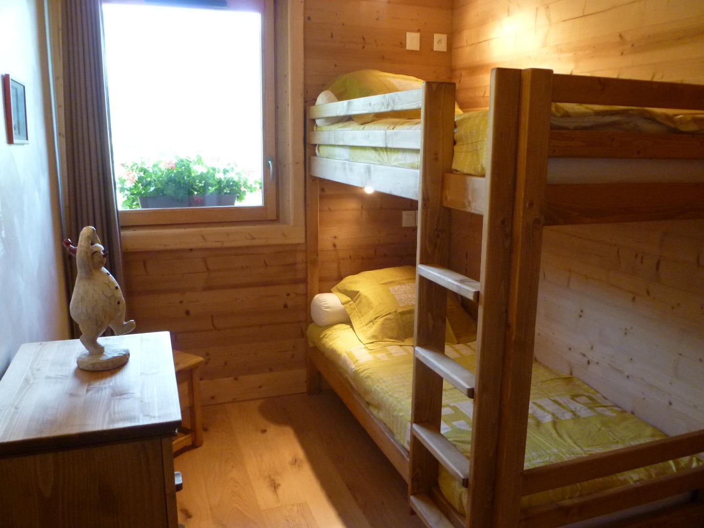 chambre avec 2 lits superposés de 80 x 200, beau placard et petite commode . linge lit fourni
convient pour 2 enfants ou adolescents 