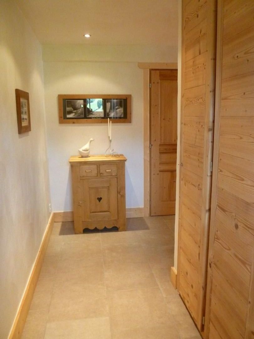 dégagement avec grands placards à l'entrée de l'appartement 
