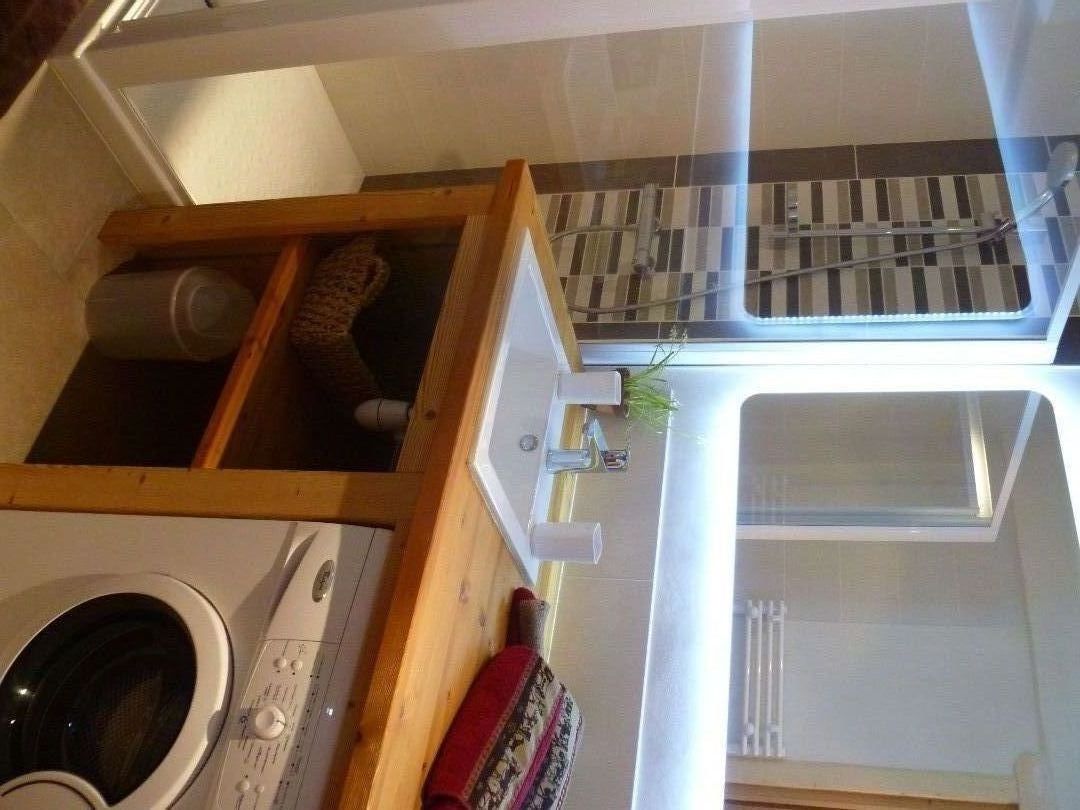 salle d'eau avec machine à laver , linge toilette fourni