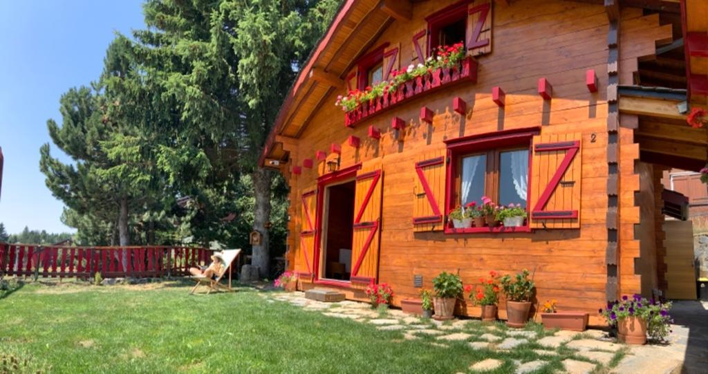 Le jardin est entièrement clos et sécurisé pour les enfants.
