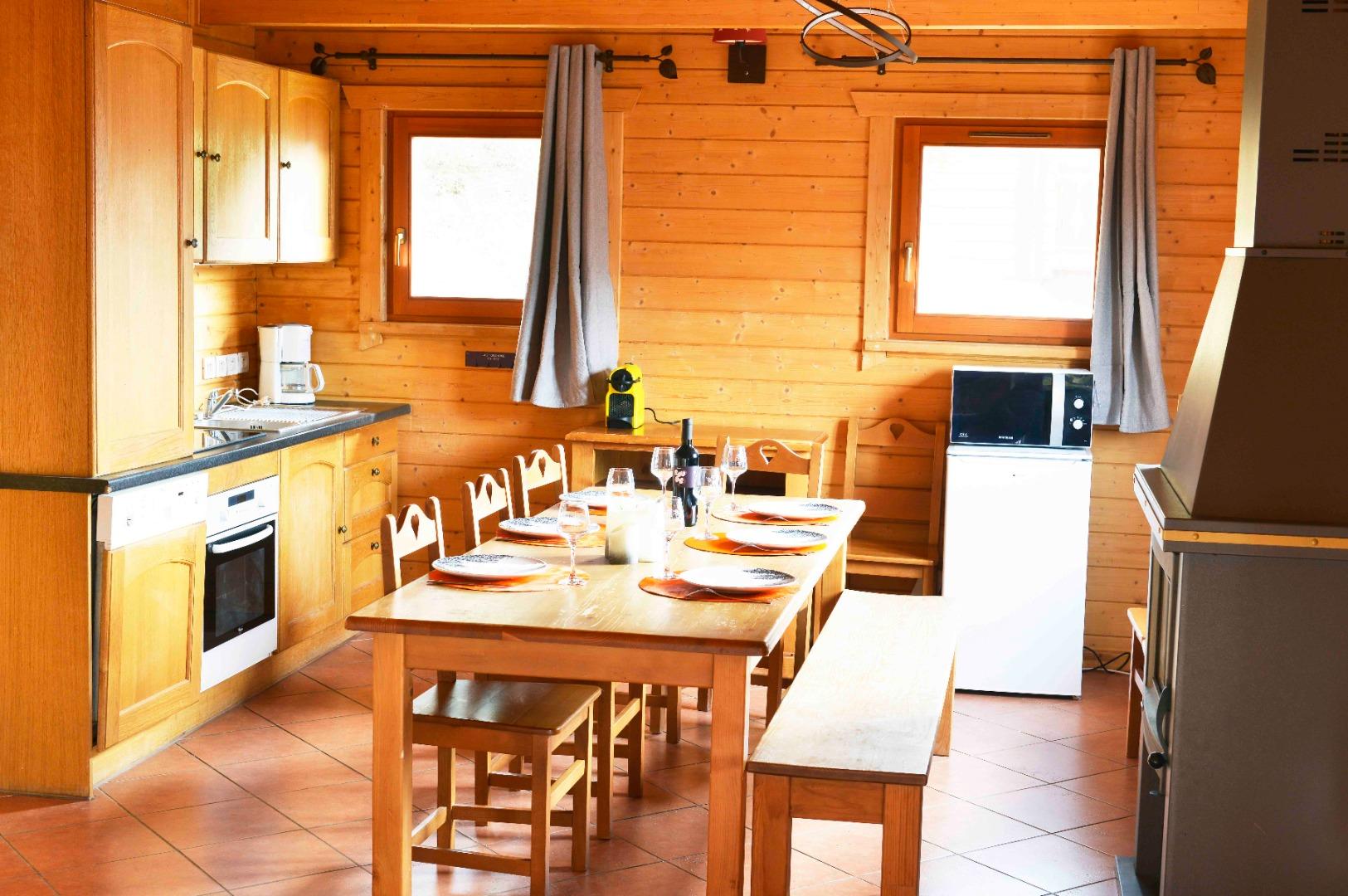 Vue sur la cuisine et le poêle