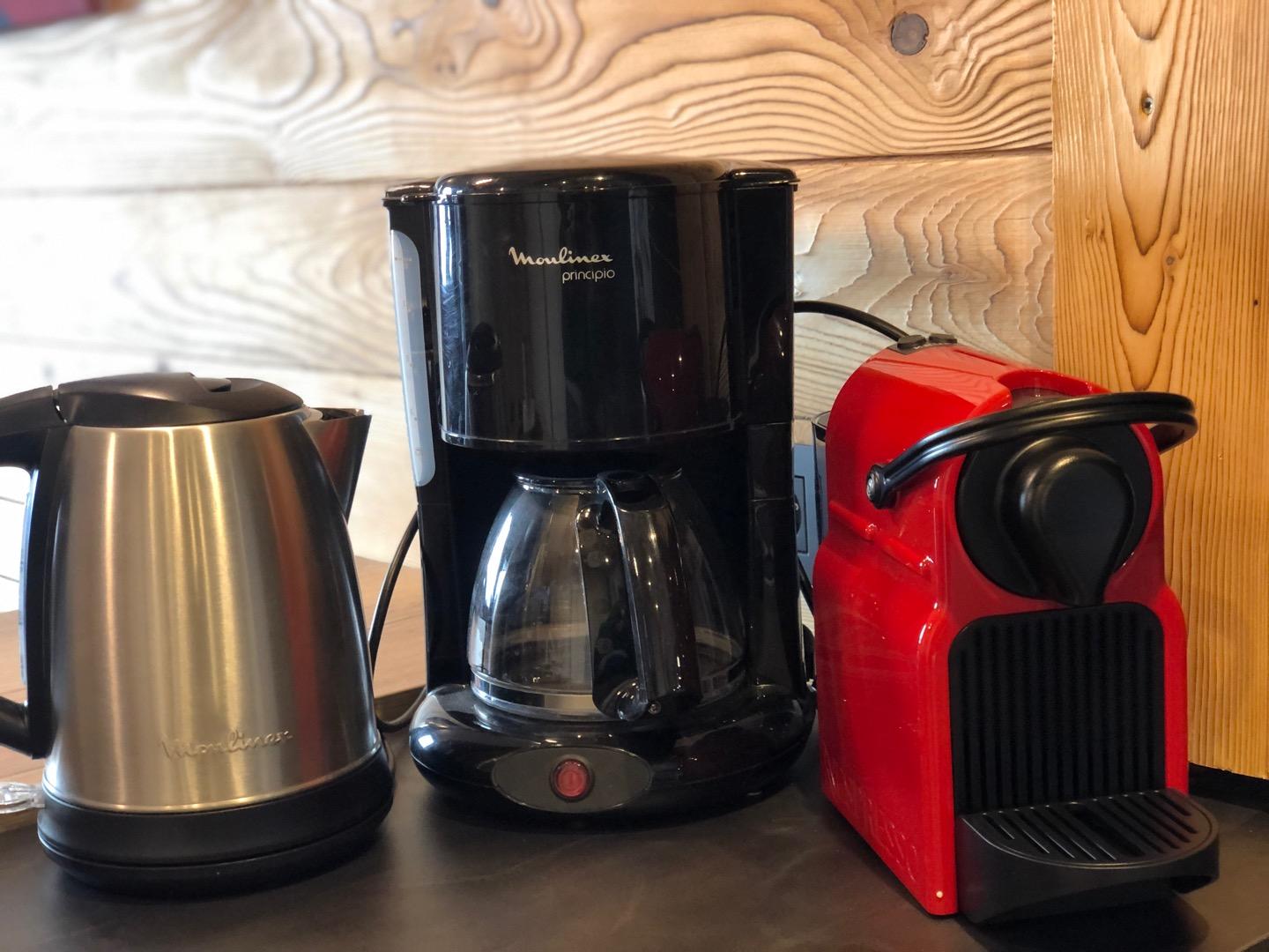 CAFETIERE-BOUILLOIRE-NESPRESSO
