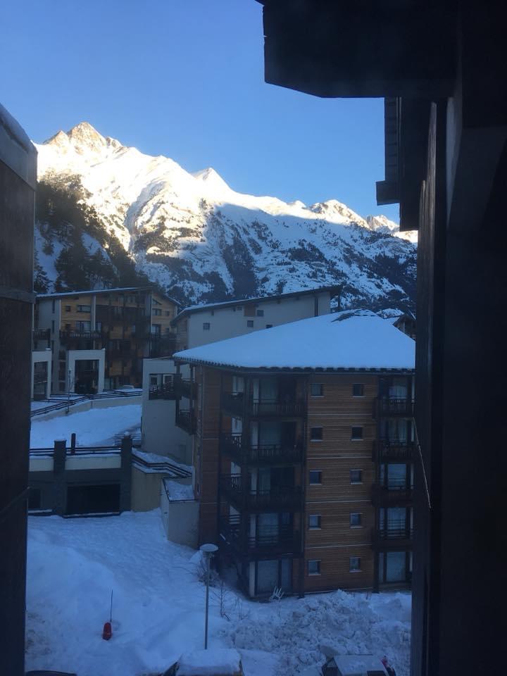 Vu de l'appartement sur la montagne enneigée