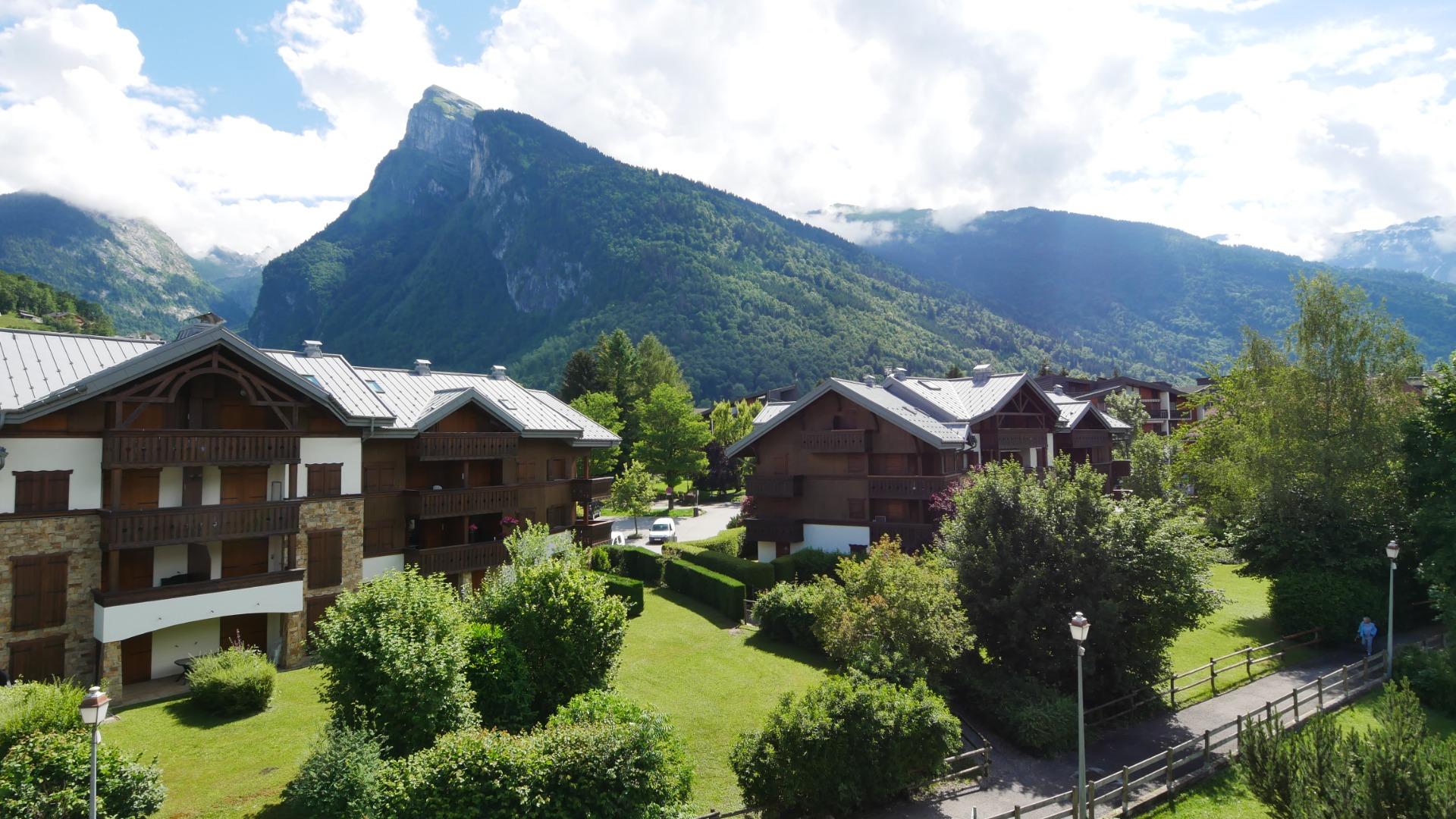 Vue panoramique depuis le balcon sur la montagne de Criou, Follys, Bostan, la Golèse