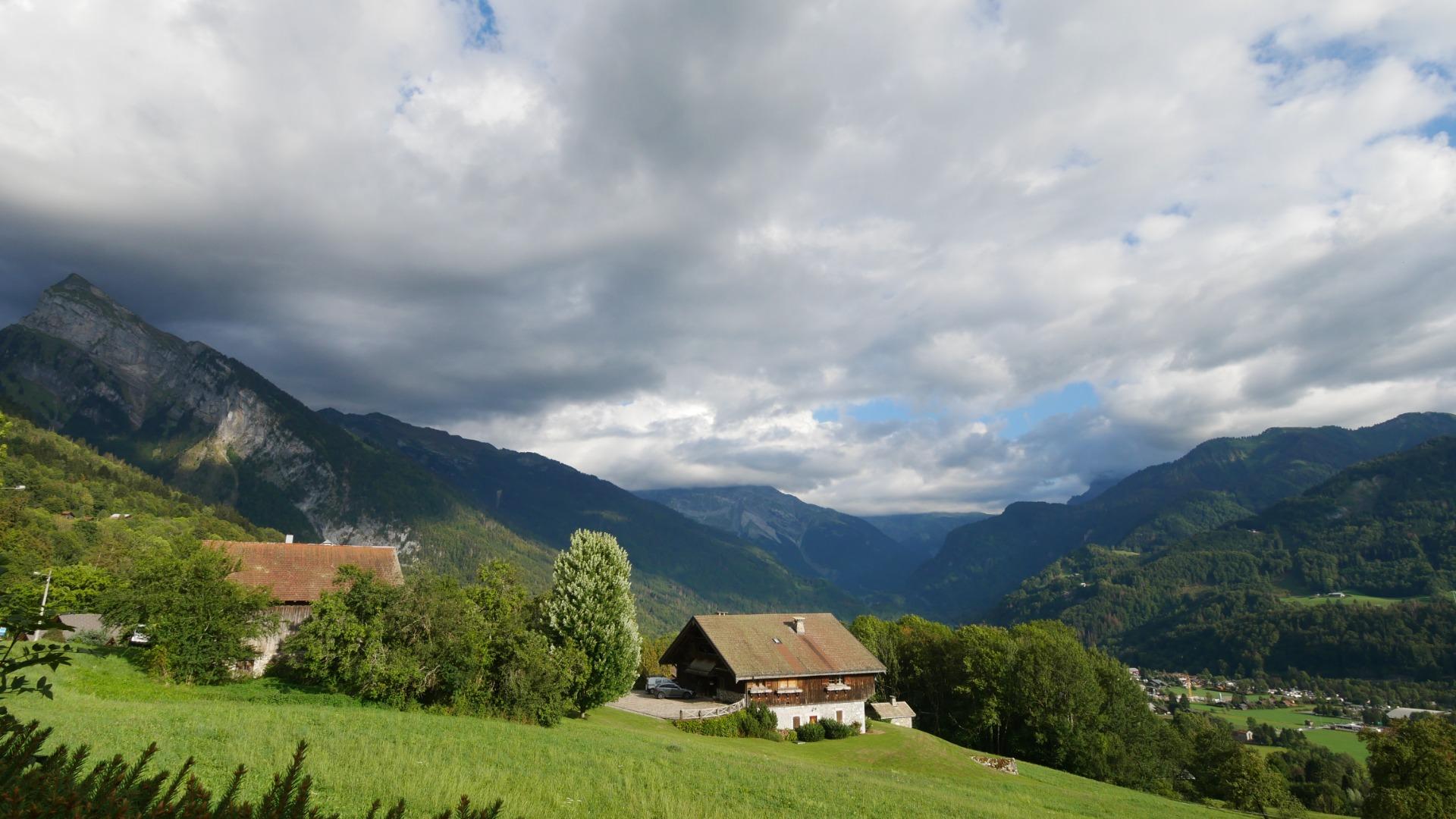 Les montagnes de Sixt-Fer-à-Cheval en arrière-plan