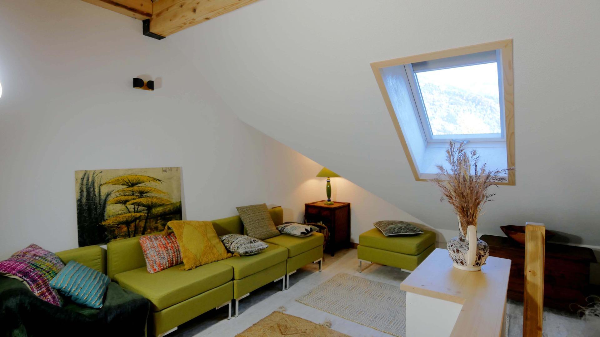 Un espace clair et moderne avec moquette pour pour plus le côté cocooning