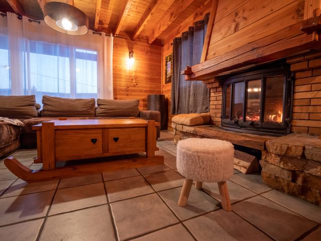 Le petit coin cosy du salon avec la cheminée. 
