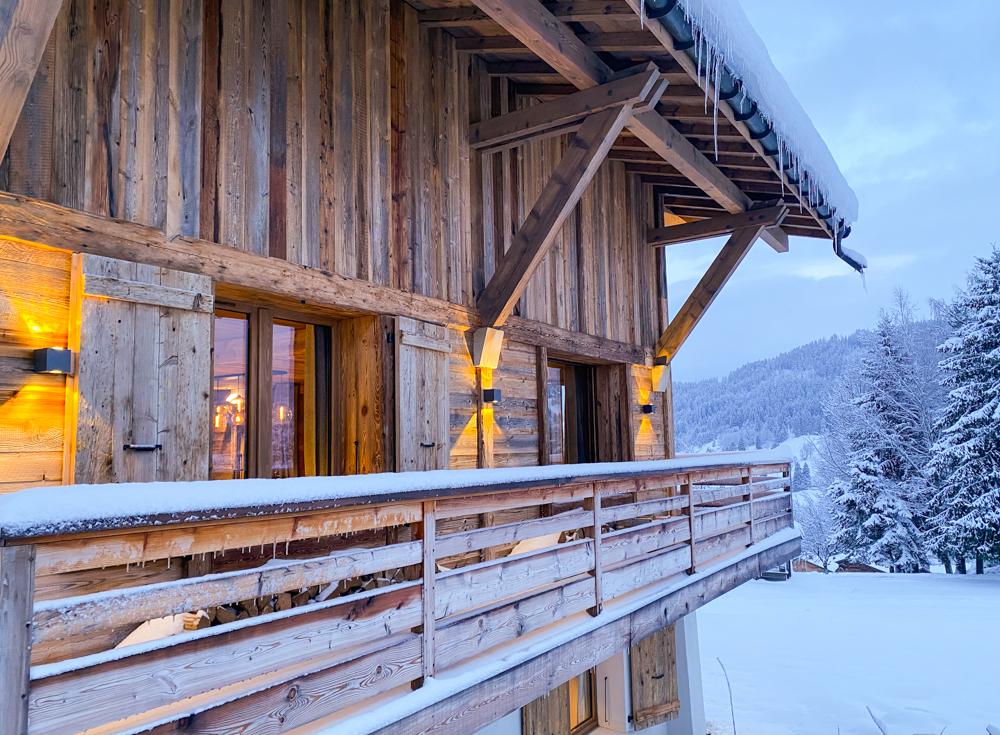 Face au Mont-Blanc à Ormaret dans l'un des plus beaux hameaux de Megève, découvrez ce chalet exceptionnel composé d'une grand double living room et des 5 suites, complément indépendantes. Un tout nouveau SPA et une large terrasse viennent d'être réalisés.
