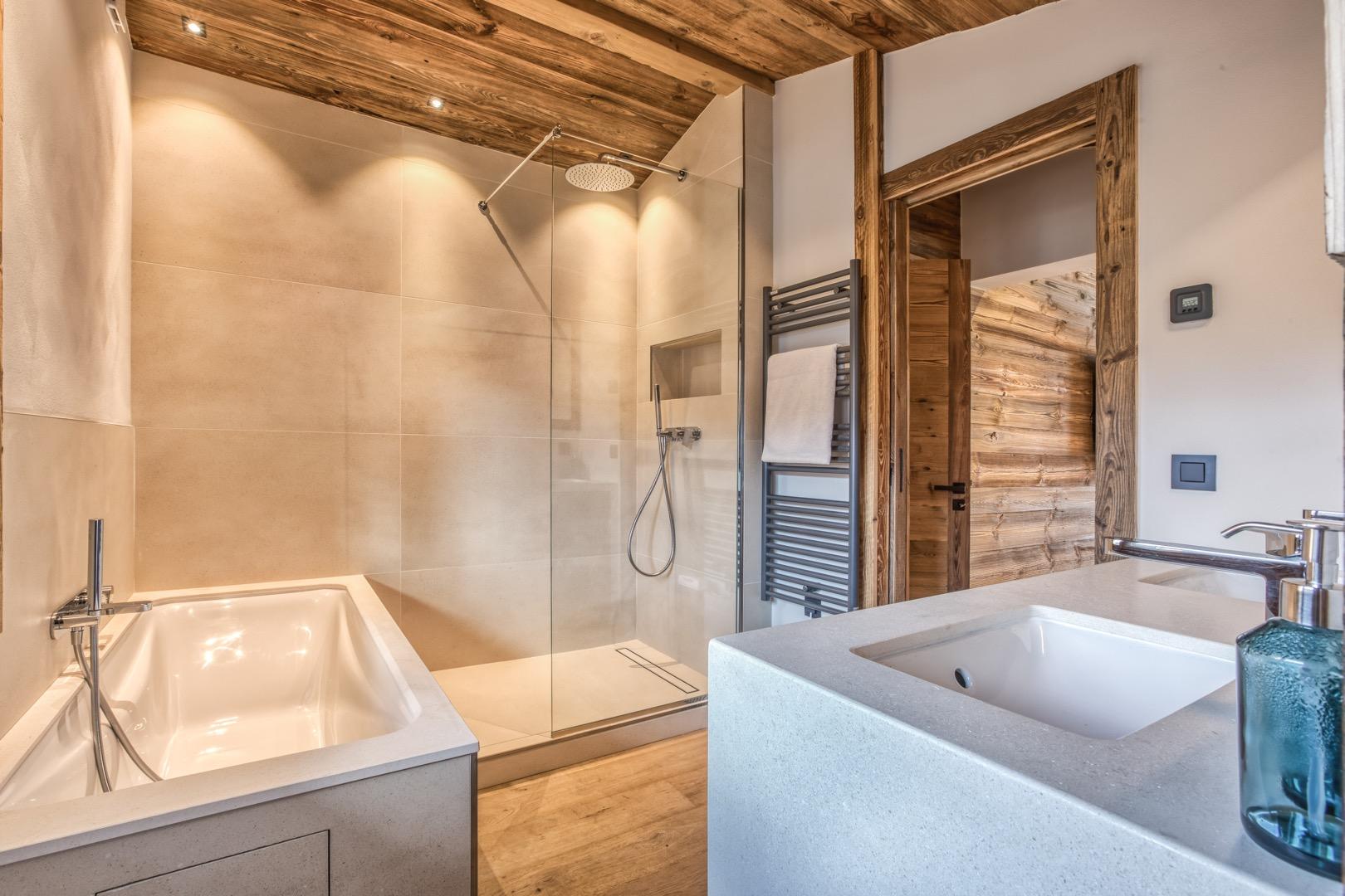 Voici l'un des 5 salles de bains. Chacune est en pierre de bourgogne et en vieux bois l'atmosphère est douce et agréable