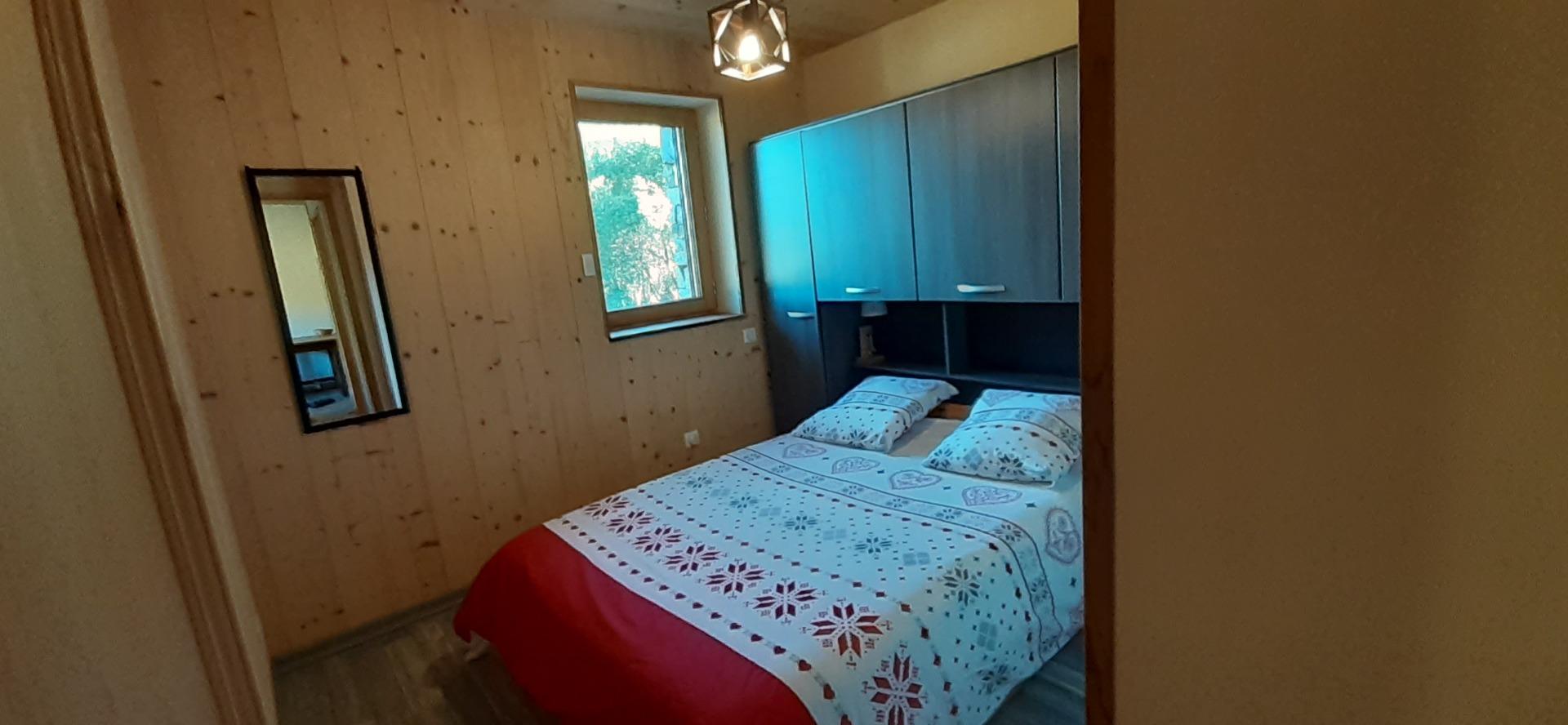 Chambre avec grand lit 140x190