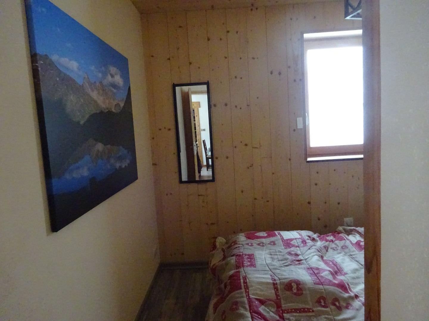 La chambre avec grand lit