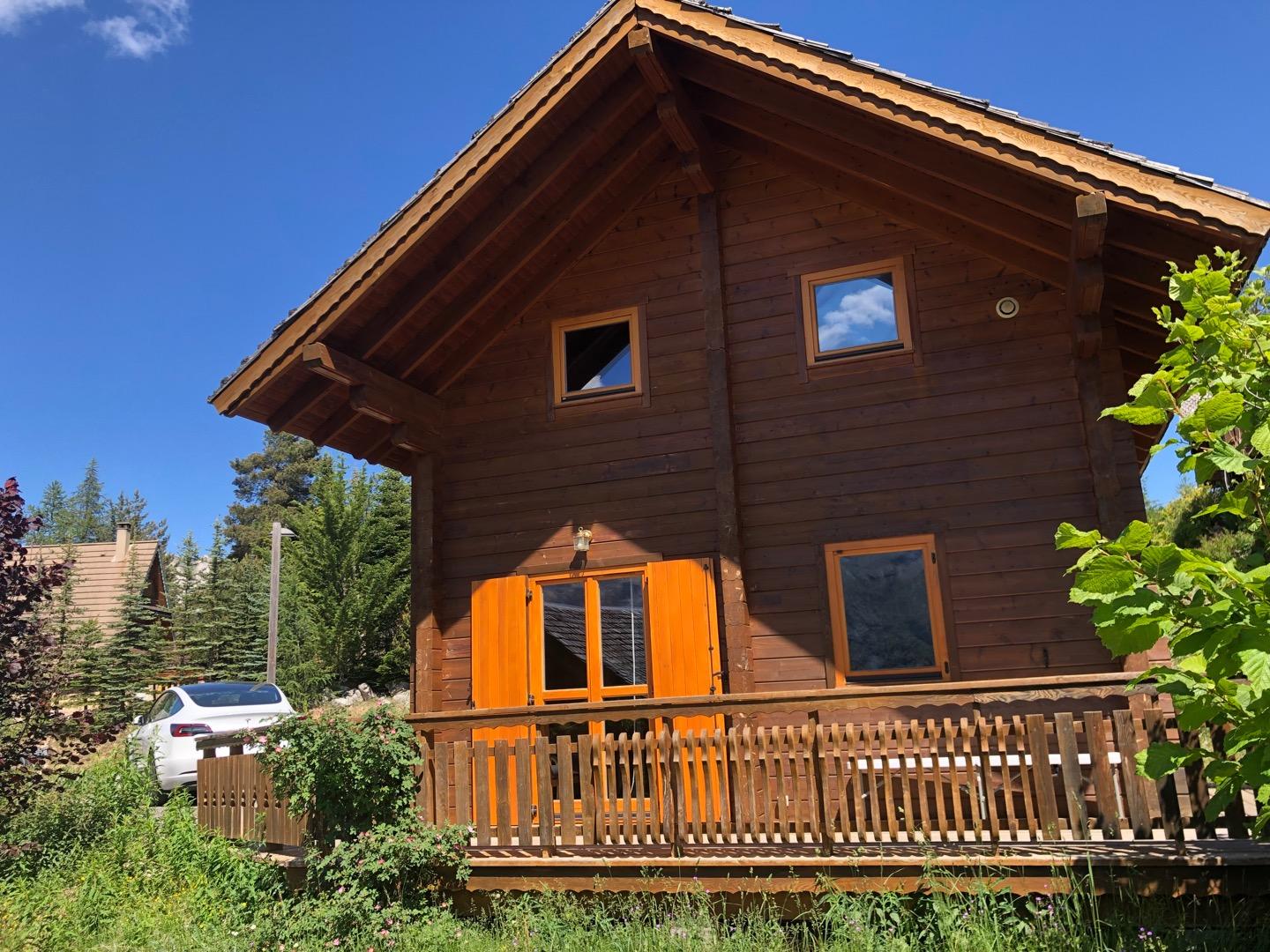 -  Chalet en bois avec piscine