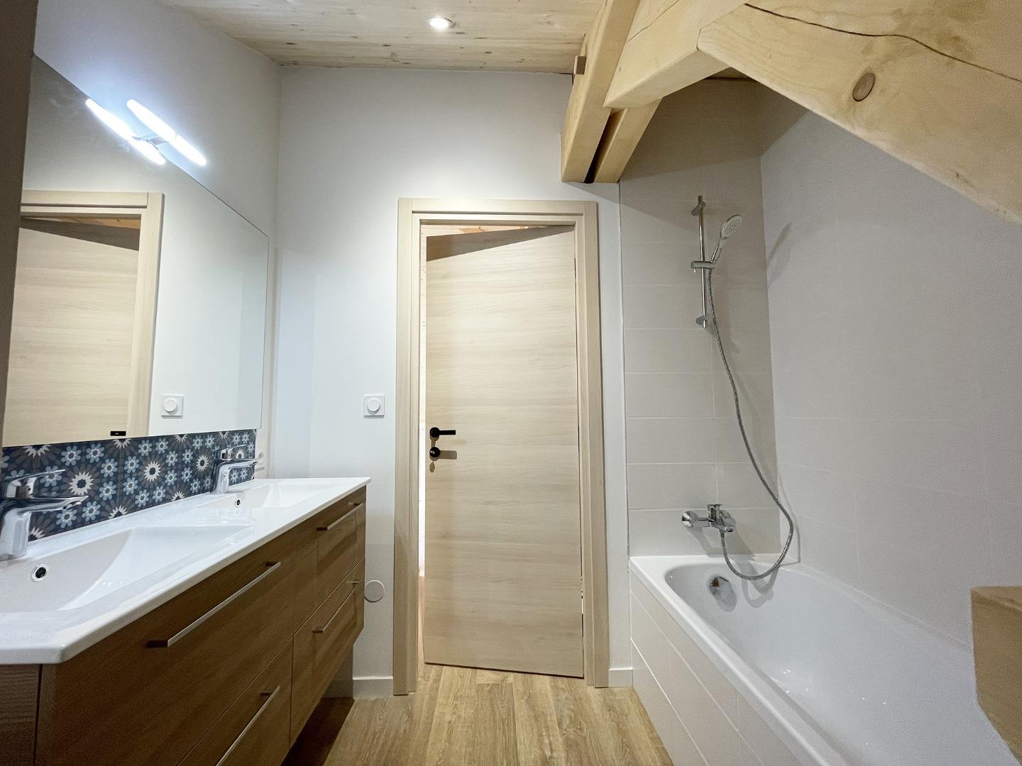 Salle de bain avec baignoire, double vasque et WC
