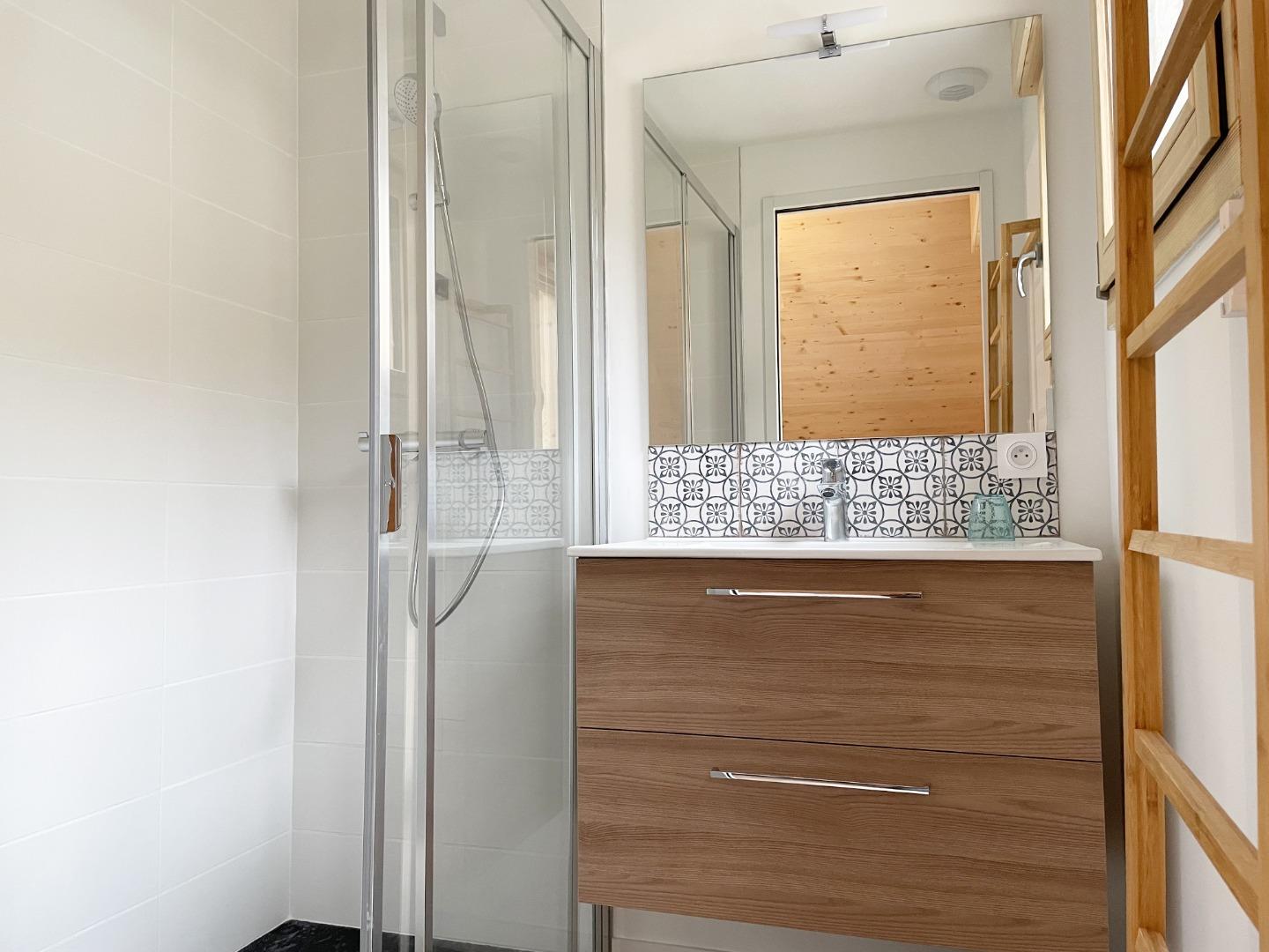Salle de bain avec douche XXL et meuble vasque