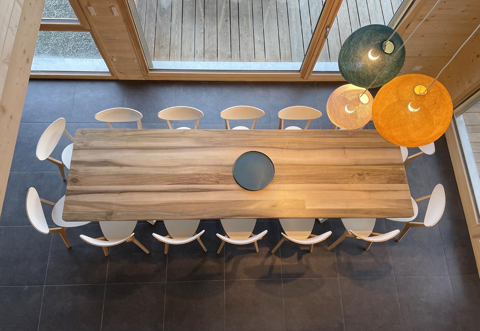 Espace repas pour 14 personnes avec vue sur les montagnes.