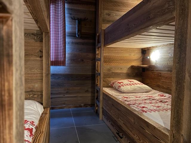 Chambre cabane "les vachers", avec liseuse et tablette pour chaque lit