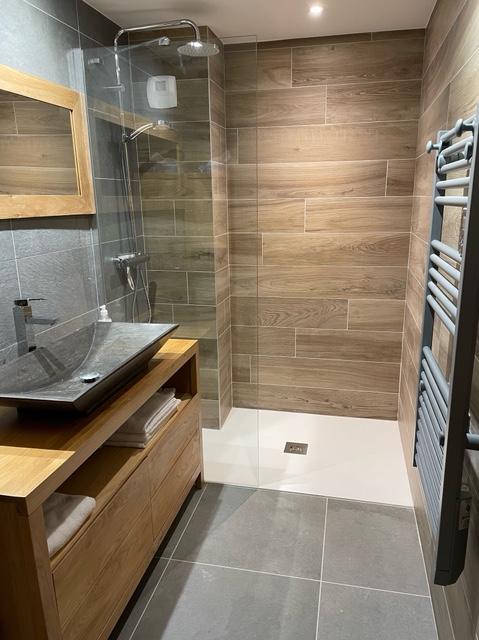 Salle de douche à l'italienne avec grande vasque et rangements